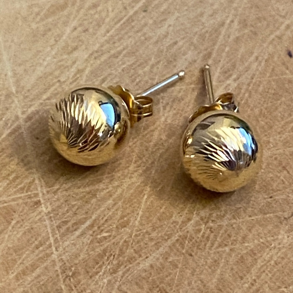 Gold 14k Stud Earrings. .70 grams